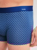 Le mannequin Homme porte le/la Boxer brief en Coton de couleur Bleu, À motifs, de la série Cotton Code Design de CALIDA, Détail