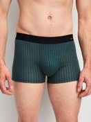 Herren-Model trägt Boxer Brief mit Softgummibund aus Baumwolle in Türkis, Gemustert aus Serie Cotton Code Design von CALIDA, Vorderansicht