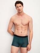 Herren-Model trägt Boxer Brief mit Softgummibund aus Baumwolle in Türkis, Gemustert aus Serie Cotton Code Design von CALIDA, Outfit