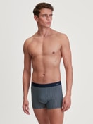 Herren-Model trägt Boxer Brief mit Softgummibund aus Baumwolle in Grün, Gemustert aus Serie Cotton Code Design von CALIDA, Outfit