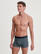 Herren-Model trägt Boxer Brief mit Softgummibund aus Baumwolle in Grün, Gemustert aus Serie Cotton Code Design von CALIDA, Zusatzbild