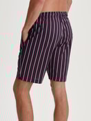 Herren-Model trägt Bermudas aus 100% Baumwolle in Rot, Kariert aus Serie Remix Basic Sleep von CALIDA, Rückansicht