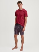 Herren-Model trägt Bermudas aus 100% Baumwolle in Rot, Kariert aus Serie Remix Basic Sleep von CALIDA, Outfit