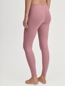 Damen-Model trägt Leggings aus Baumwolle in Rosa, Einfarbig aus Serie Elastic von CALIDA, Rückansicht