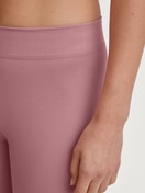 Damen-Model trägt Leggings aus Baumwolle in Rosa, Einfarbig aus Serie Elastic von CALIDA, Detail