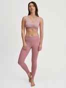 Damen-Model trägt Leggings aus Baumwolle in Rosa, Einfarbig aus Serie Elastic von CALIDA, Zusatzbild