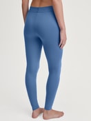 Damen-Model trägt Leggings aus Baumwolle in Blau, Einfarbig aus Serie Elastic von CALIDA, Rückansicht