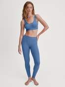 Damen-Model trägt Leggings aus Baumwolle in Blau, Einfarbig aus Serie Elastic von CALIDA, Outfit