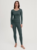 Damen-Model trägt Leggings aus Baumwolle in Grün, Einfarbig aus Serie Natural Comfort von CALIDA, Outfit