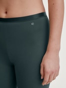 Damen-Model trägt Leggings aus Baumwolle in Grün, Einfarbig aus Serie Natural Comfort von CALIDA, Detail