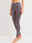 Damen-Model trägt Leggings aus Baumwolle in Braun, Einfarbig aus Serie Natural Comfort von CALIDA, Vorderansicht