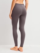 Damen-Model trägt Leggings aus Baumwolle in Braun, Einfarbig aus Serie Natural Comfort von CALIDA, Rückansicht