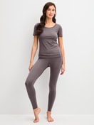 Damen-Model trägt Leggings aus Baumwolle in Braun, Einfarbig aus Serie Natural Comfort von CALIDA, Outfit