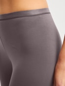 Damen-Model trägt Leggings aus Baumwolle in Braun, Einfarbig aus Serie Natural Comfort von CALIDA, Detail