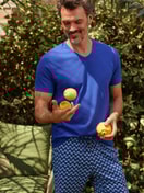 Herren-Model trägt Bermudas aus 100% Baumwolle in Blau, Gemustert aus Serie RMX Sleep Time off von CALIDA, Zusatzbild