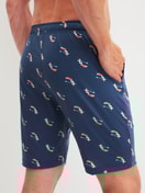 La modella / Il modello Uomo indossa Bermuda in 100% cotone di colore Blu, Modello, della serie RMX Sleep Holiday di CALIDA, Vista posteriore