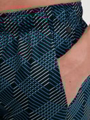 Herren-Model trägt Bermudas aus 100% Baumwolle in Schwarz, Gemustert aus Serie RMX Sleep Leisure von CALIDA, Detail