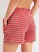 La modella / Il modello Donna indossa Pantaloncini lounge in spugna in Cotone di colore Marrone, A righe, della serie Lounge Stripe di CALIDA, Vista posteriore
