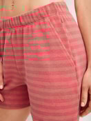 La modella / Il modello Donna indossa Pantaloncini lounge in spugna in Cotone di colore Marrone, A righe, della serie Lounge Stripe di CALIDA, Dettaglio