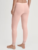 Damen-Model trägt Leggings aus Wolle-Seide aus Wolle in Rosa, Spitze aus Serie Silky Wool Joy von CALIDA, Rückansicht