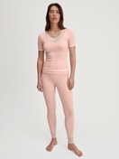 Damen-Model trägt Leggings aus Wolle-Seide aus Wolle in Rosa, Spitze aus Serie Silky Wool Joy von CALIDA, Outfit