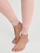 Damen-Model trägt Leggings aus Wolle-Seide aus Wolle in Rosa, Spitze aus Serie Silky Wool Joy von CALIDA, Detail