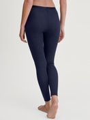 Damen-Model trägt Leggings aus Wolle-Seide aus Wolle in Blau, Einfarbig aus Serie True Confidence von CALIDA, Rückansicht