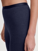 Damen-Model trägt Leggings aus Wolle-Seide aus Wolle in Blau, Einfarbig aus Serie True Confidence von CALIDA, Detail