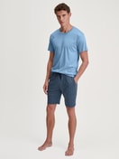 Herren-Model trägt Bermudas mit Seitentaschen aus Baumwolle in Blau, Gemustert aus Serie RMX Sleep Free von CALIDA, Outfit