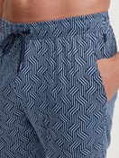 Herren-Model trägt Bermudas mit Seitentaschen aus Baumwolle in Blau, Gemustert aus Serie RMX Sleep Free von CALIDA, Detail