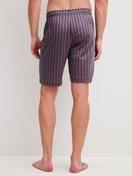 Herren-Model trägt Bermudas mit Seitentaschen aus Baumwolle in Braun, Gestreift aus Serie RMX Sleep Superlight von CALIDA, Rückansicht