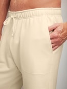 Herren-Model trägt Bermudas mit Seitentaschen aus Baumwolle in Beige, Einfarbig aus Serie RMX Lounge Lecce von CALIDA, Detail