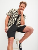 Herren-Model trägt Bermudas mit Seitentaschen aus Baumwolle in Schwarz, Einfarbig aus Serie RMX Lounge Lecce von CALIDA, Zusatzbild