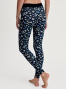 La modella / Il modello Donna indossa Leggings in Cotone di colore Nero, Floreale, della serie Elastic Trend di CALIDA, Vista posteriore