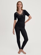 Le mannequin Femme porte le/la Leggings en Laine de couleur Noir, Dentelle, de la série Richesse Lace de CALIDA, Tenue