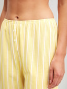 Le mannequin Femme porte le/la Pantalon de pyjama 7/8 en 100% coton de couleur Jaune, Unicolore, de la série Favourites Ocean de CALIDA, Détail