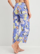 La modella / Il modello Donna indossa 7/8 Pantaloni pigiama in 100% cotone di colore Blu, Floreale, della serie Late Bloom M&M di CALIDA, Vista posteriore