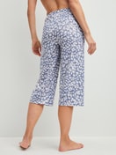 Le mannequin Femme porte le/la  en 100% coton de couleur Bleu, Floral, de la série Sleep Over M&M de CALIDA, Vue arrière