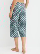 Le mannequin Femme porte le/la Pantalon de pyjama 3/4 en 100% coton de couleur Turquoise, À motifs, de la série Favourites Beach de CALIDA, Vue arrière