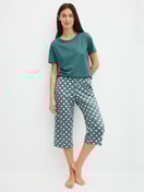 Le mannequin Femme porte le/la Pantalon de pyjama 3/4 en 100% coton de couleur Turquoise, À motifs, de la série Favourites Beach de CALIDA, Tenue