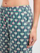 Le mannequin Femme porte le/la Pantalon de pyjama 3/4 en 100% coton de couleur Turquoise, À motifs, de la série Favourites Beach de CALIDA, Détail