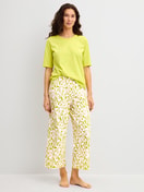 Damen-Model trägt 7/8-Pyjamahose aus 100% Baumwolle in Grün, Floral aus Serie Late Bloom M&M von CALIDA, Outfit
