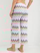 Damen-Model trägt 7/8-Pyjamahose aus 100% Baumwolle in Blau, Gemustert aus Serie Favourites Tiles von CALIDA, Rückansicht