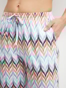 Damen-Model trägt 7/8-Pyjamahose aus 100% Baumwolle in Blau, Gemustert aus Serie Favourites Tiles von CALIDA, Detail