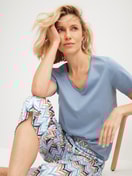 Damen-Model trägt 7/8-Pyjamahose aus 100% Baumwolle in Blau, Gemustert aus Serie Favourites Tiles von CALIDA, Zusatzbild