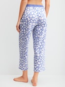Le mannequin Femme porte le/la Pantalon de pyjama 7/8 en 100% coton de couleur Bleu, Floral, de la série Favourites Ocean de CALIDA, Vue arrière