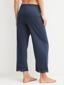 Damen-Model trägt 7/8-Pyjamahose aus Baumwolle in Blau, Spitze aus Serie Favourites Tiles von CALIDA, Rückansicht