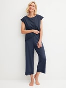 Damen-Model trägt 7/8-Pyjamahose aus Baumwolle in Blau, Spitze aus Serie Favourites Tiles von CALIDA, Outfit