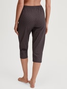 Damen-Model trägt 3/4-Pyjamahose aus 100% Baumwolle in Rot, Gemustert aus Serie Favourites Botanic von CALIDA, Rückansicht