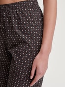 Damen-Model trägt 3/4-Pyjamahose aus 100% Baumwolle in Rot, Gemustert aus Serie Favourites Botanic von CALIDA, Detail